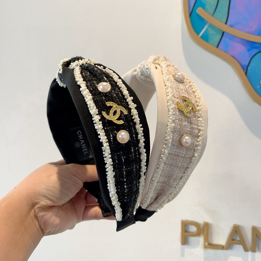 配包装
CHANEL（香奈儿）新款精美字母宽边发箍，复古网红爆款头箍 搭配高端材质，超精致，时尚高级感百