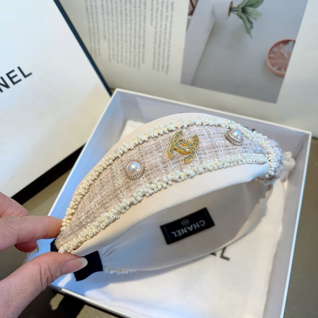 配包装
CHANEL（香奈儿）新款精美字母宽边发箍，复古网红爆款头箍 搭配高端材质，超精致，时尚高级感百