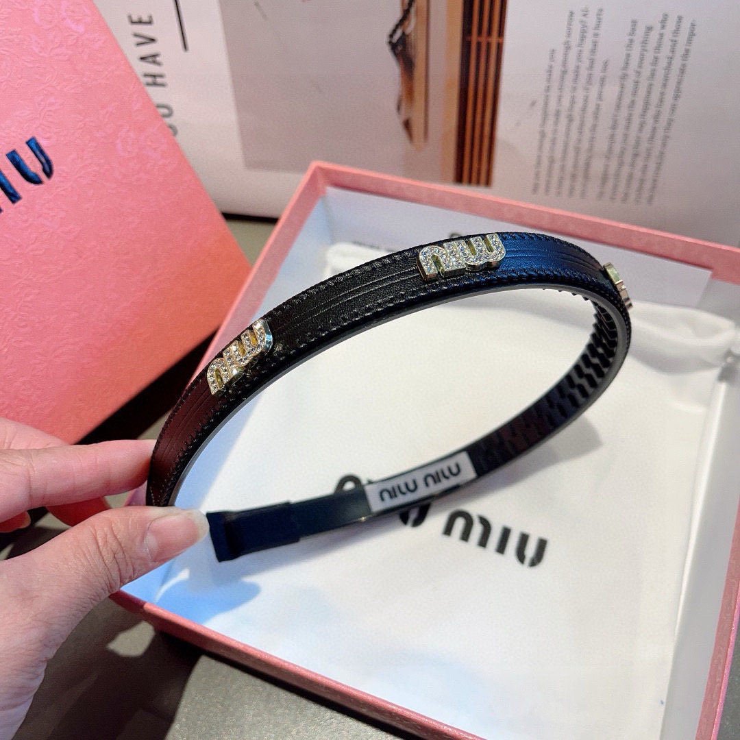 配包装
miumiu 缪缪  新款定制皮质发箍，细节全部实拍！特制面料非常显质感、经典而又永不过时、多色