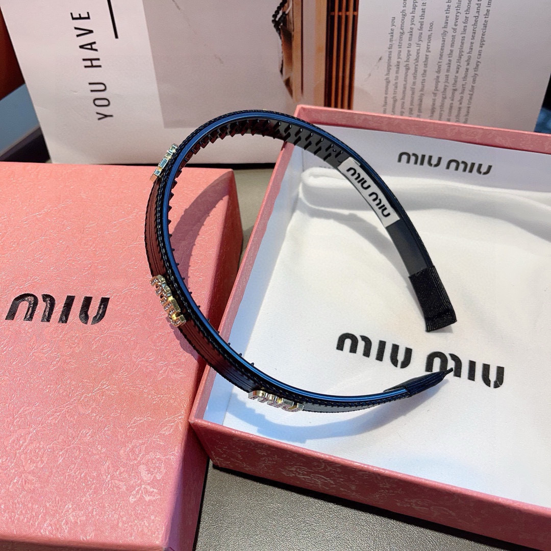 配包装
miumiu 缪缪  新款定制皮质发箍，细节全部实拍！特制面料非常显质感、经典而又永不过时、多色