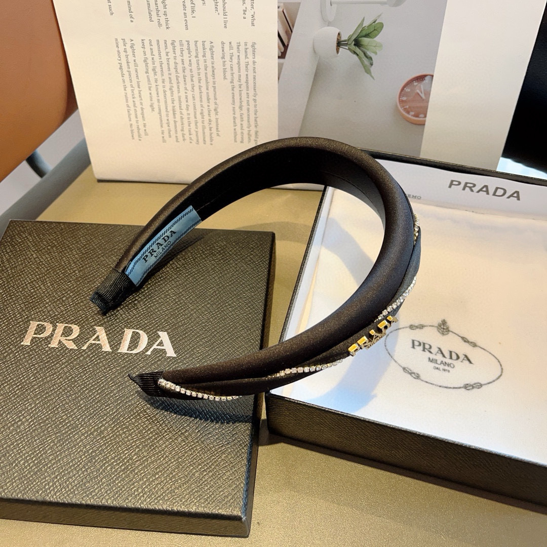 配包装
PRADA （普拉达） 新款潮流发箍。气质女神必备单品。非常百搭，时尚潮流， 戴上它满满的高大上