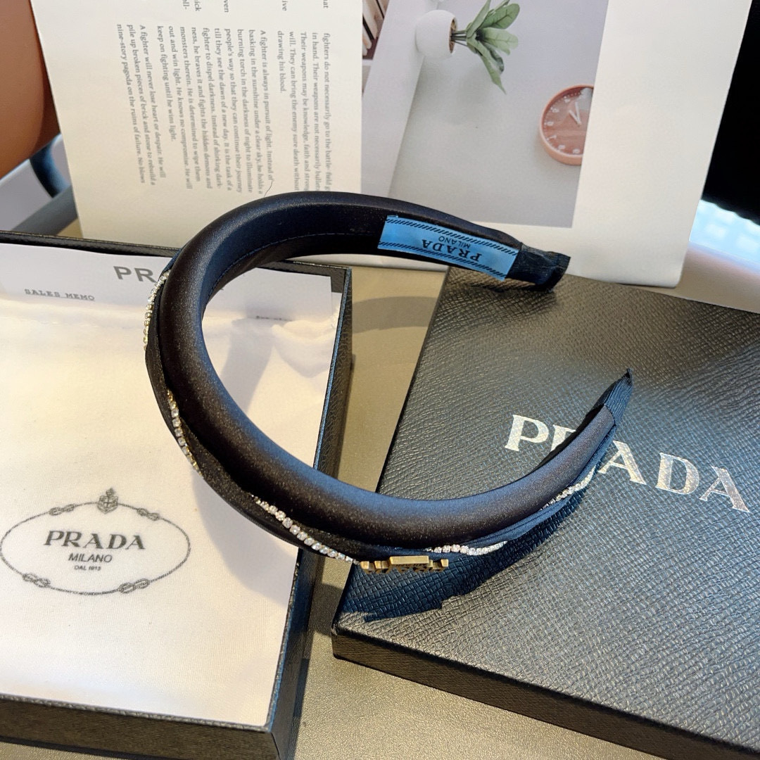 配包装
PRADA （普拉达） 新款潮流发箍。气质女神必备单品。非常百搭，时尚潮流， 戴上它满满的高大上