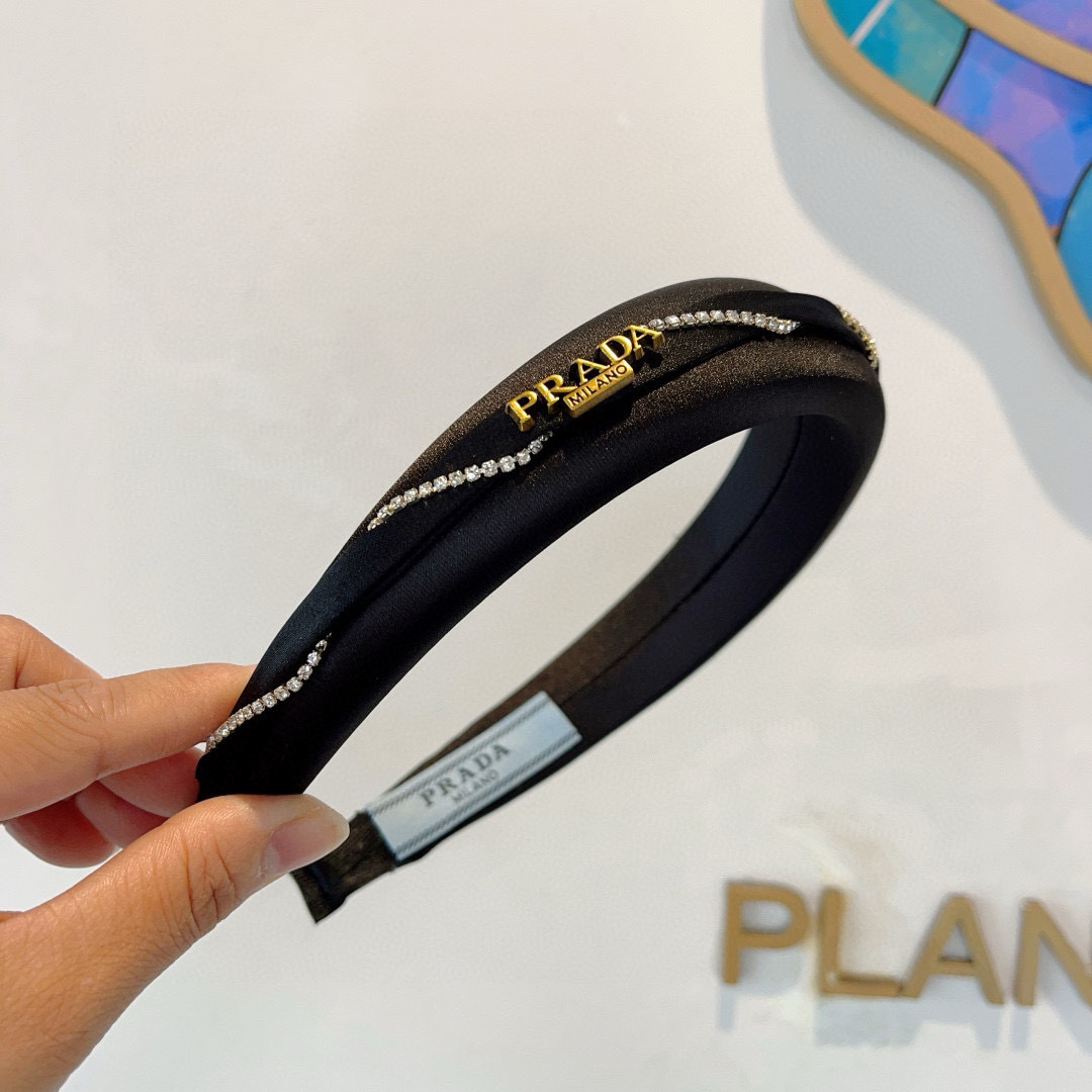 配包装
PRADA （普拉达） 新款潮流发箍。气质女神必备单品。非常百搭，时尚潮流， 戴上它满满的高大上