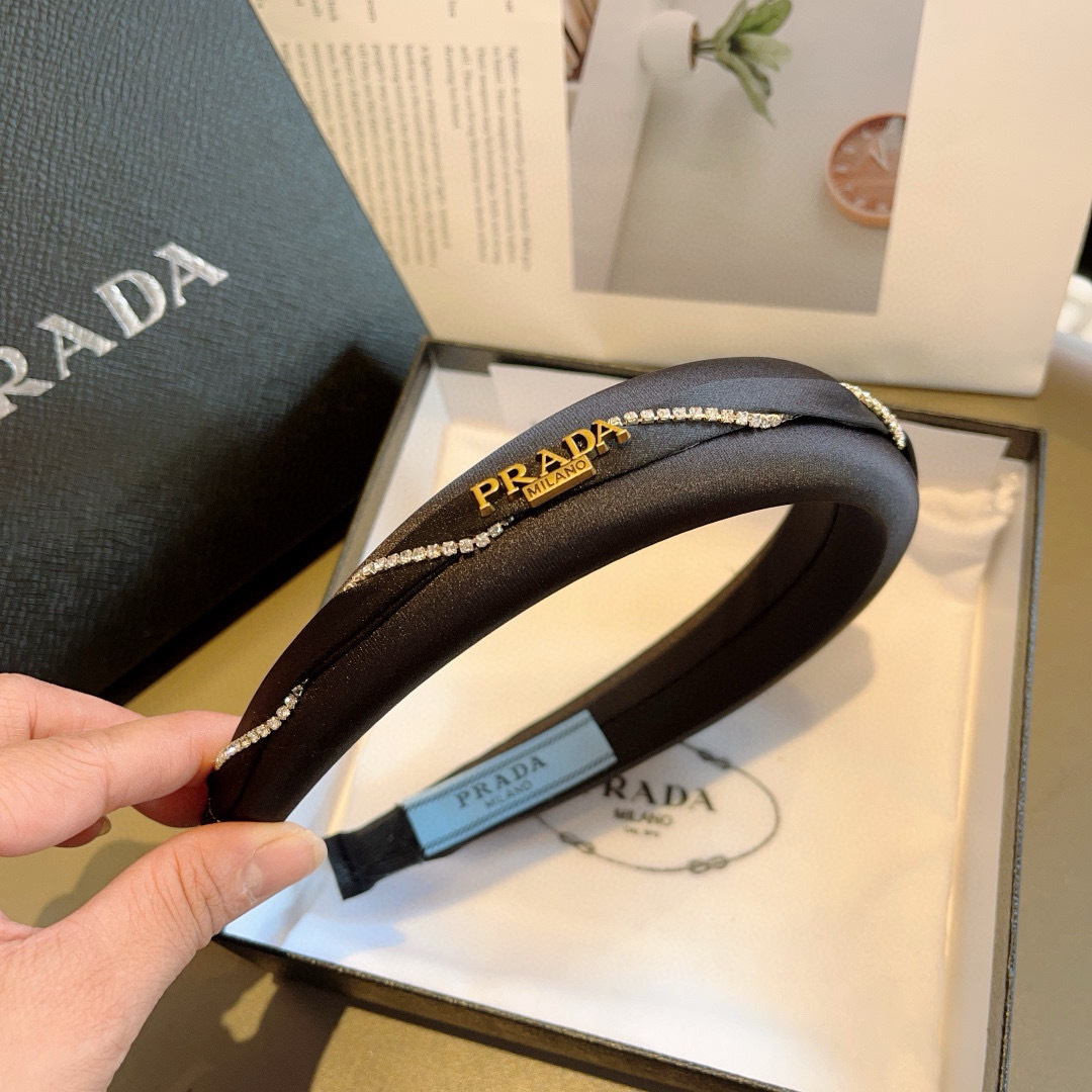 配包装
PRADA （普拉达） 新款潮流发箍。气质女神必备单品。非常百搭，时尚潮流， 戴上它满满的高大上