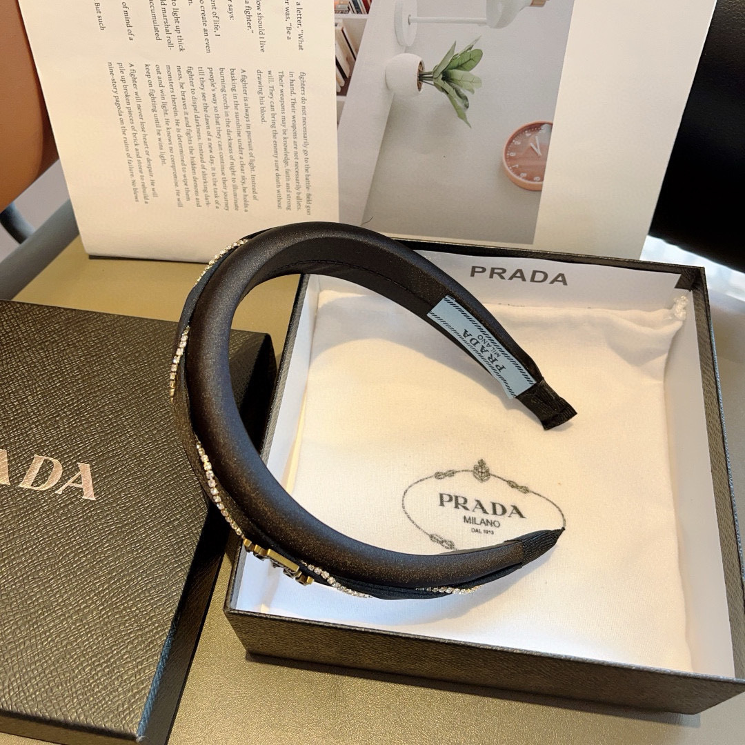 配包装
PRADA （普拉达） 新款潮流发箍。气质女神必备单品。非常百搭，时尚潮流， 戴上它满满的高大上