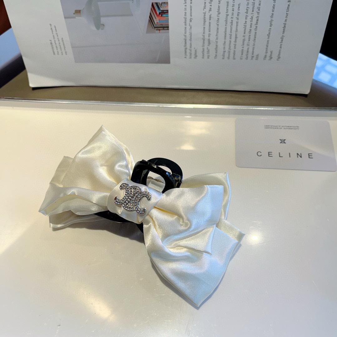 配包装
CELINE（赛琳） 凯旋门新款复古抓夹 鸭嘴夹发夹，经典字母logo弹簧夹， 超精致，转图必爆