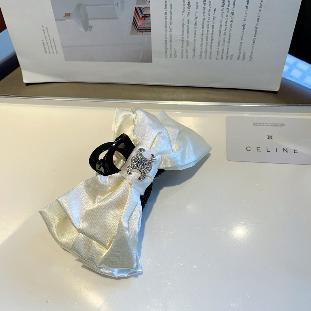 配包装
CELINE（赛琳） 凯旋门新款复古抓夹 鸭嘴夹发夹，经典字母logo弹簧夹， 超精致，转图必爆