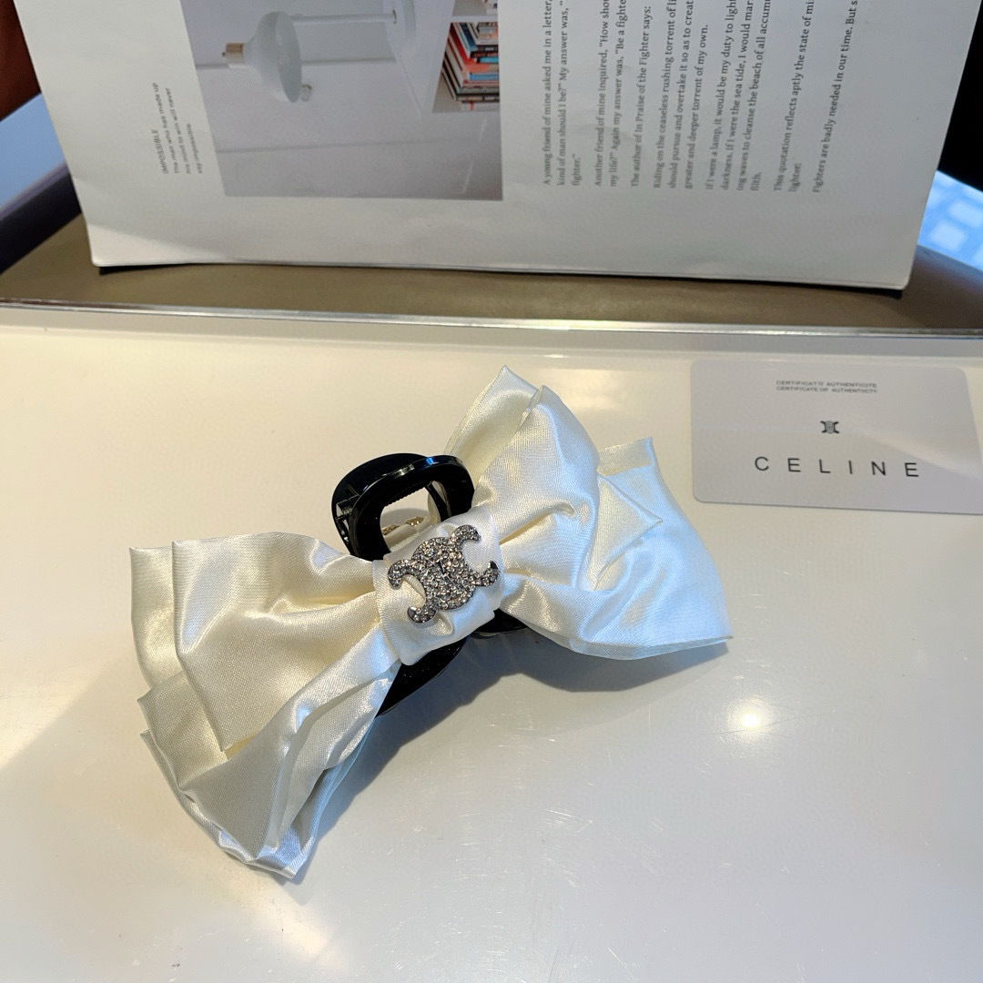 配包装
CELINE（赛琳） 凯旋门新款复古抓夹 鸭嘴夹发夹，经典字母logo弹簧夹， 超精致，转图必爆