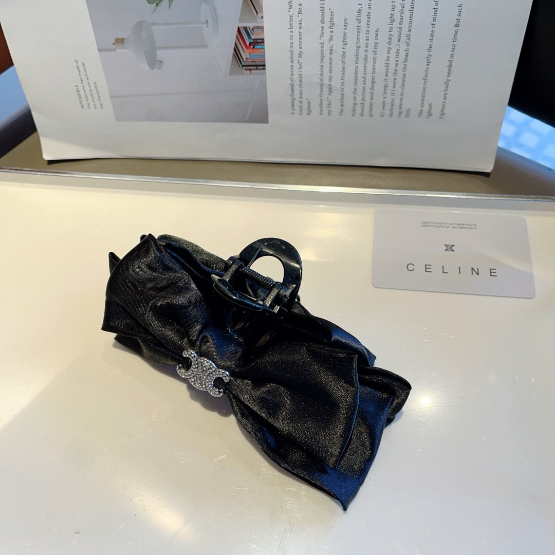 配包装
CELINE（赛琳） 凯旋门新款复古抓夹 鸭嘴夹发夹，经典字母logo弹簧夹， 超精致，转图必爆