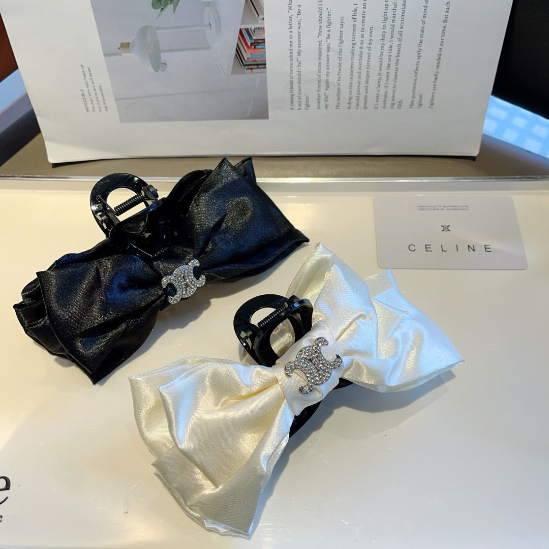 配包装
CELINE（赛琳） 凯旋门新款复古抓夹 鸭嘴夹发夹，经典字母logo弹簧夹， 超精致，转图必爆