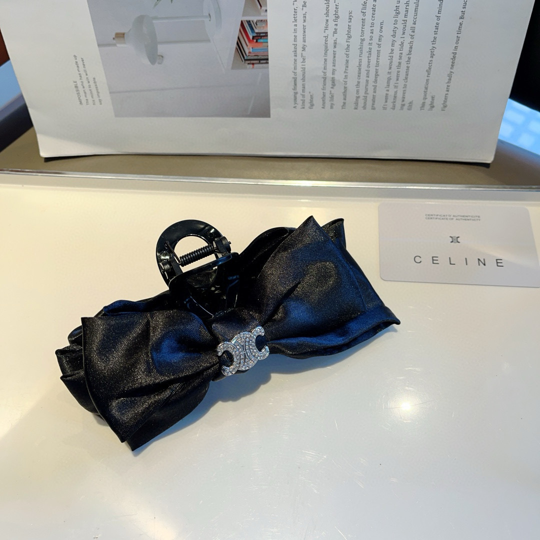 配包装
CELINE（赛琳） 凯旋门新款复古抓夹 鸭嘴夹发夹，经典字母logo弹簧夹， 超精致，转图必爆