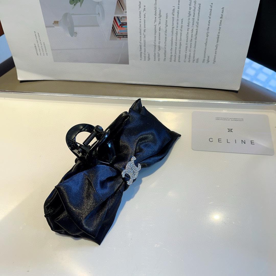 配包装
CELINE（赛琳） 凯旋门新款复古抓夹 鸭嘴夹发夹，经典字母logo弹簧夹， 超精致，转图必爆