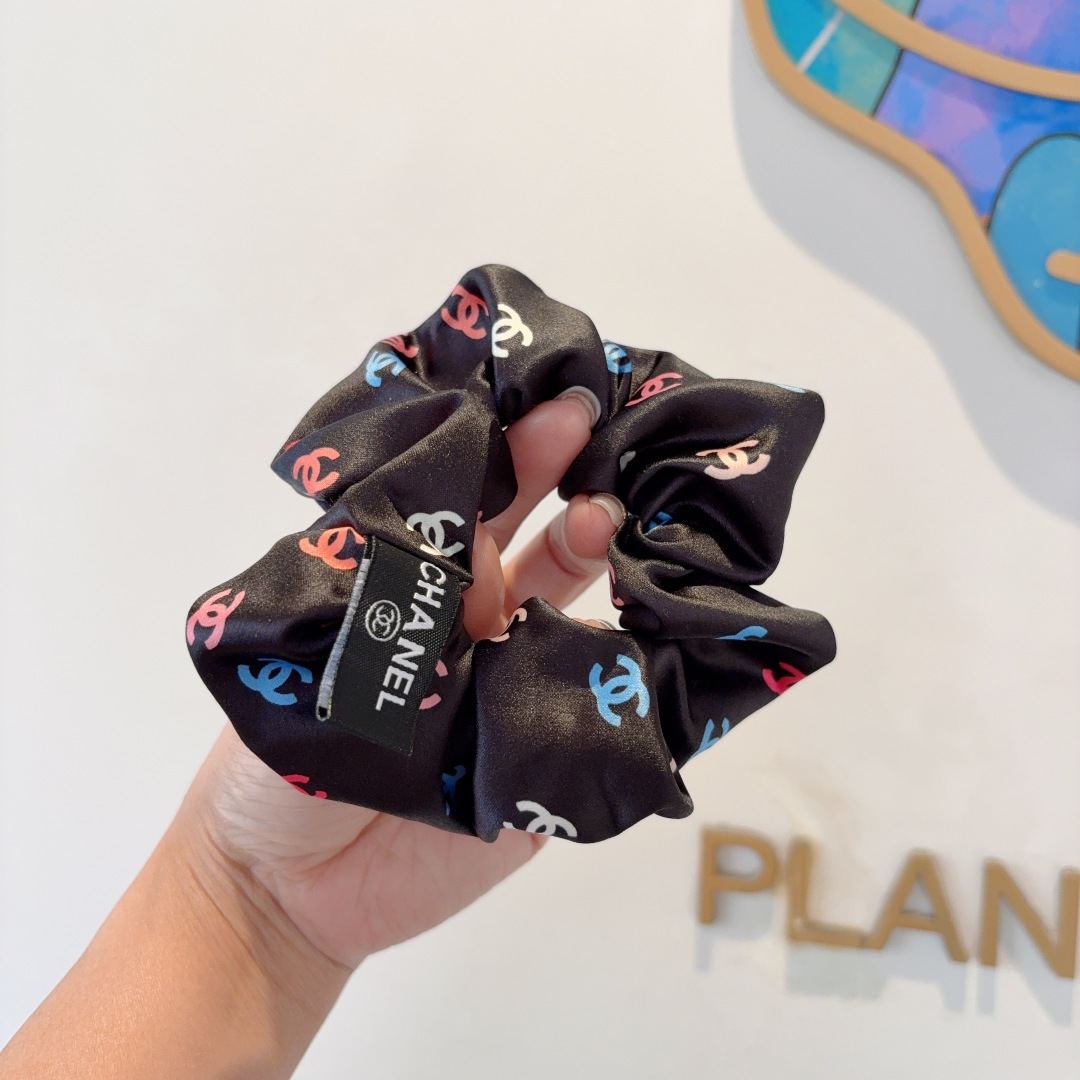 配包装
CHANEL（香奈儿）网红新款发圈，精致肠圈皮筋，佩戴舒适无压力，造型搭配必备！非常时尚百搭！