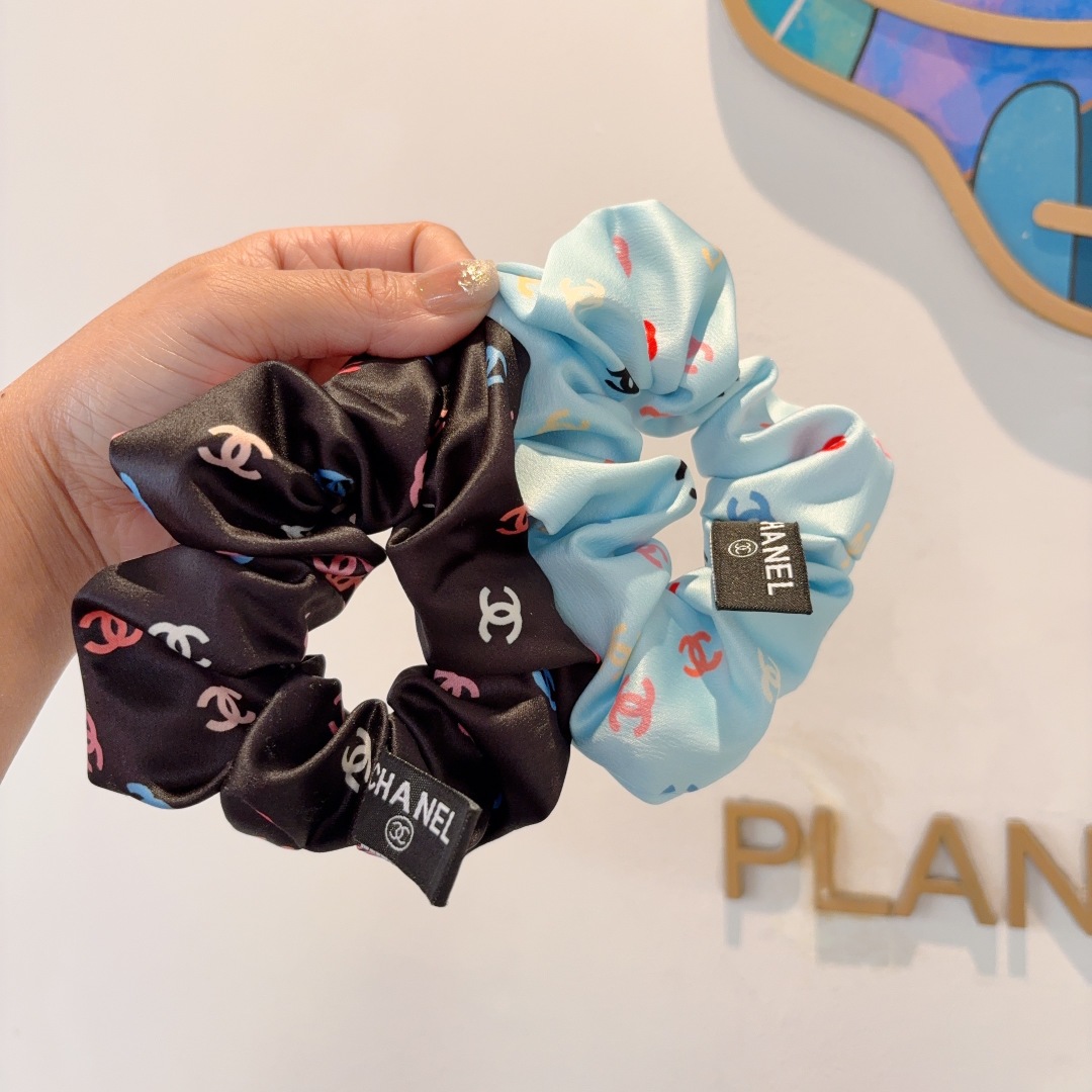 配包装
CHANEL（香奈儿）网红新款发圈，精致肠圈皮筋，佩戴舒适无压力，造型搭配必备！非常时尚百搭！