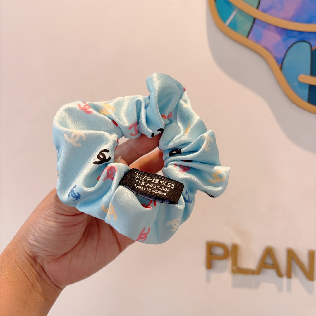 配包装
CHANEL（香奈儿）网红新款发圈，精致肠圈皮筋，佩戴舒适无压力，造型搭配必备！非常时尚百搭！
