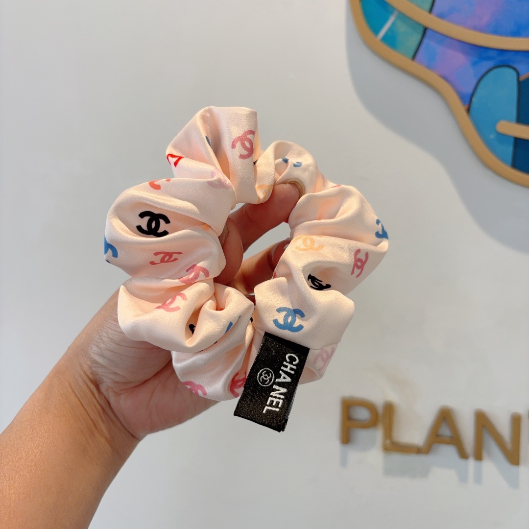 配包装
CHANEL（香奈儿）网红新款发圈，精致肠圈皮筋，佩戴舒适无压力，造型搭配必备！非常时尚百搭！