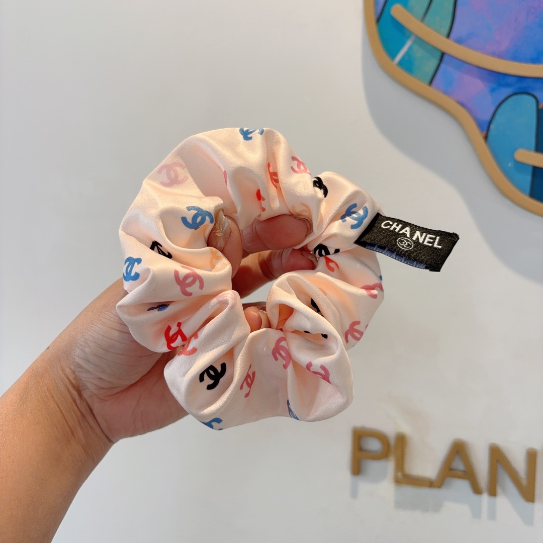 配包装
CHANEL（香奈儿）网红新款发圈，精致肠圈皮筋，佩戴舒适无压力，造型搭配必备！非常时尚百搭！