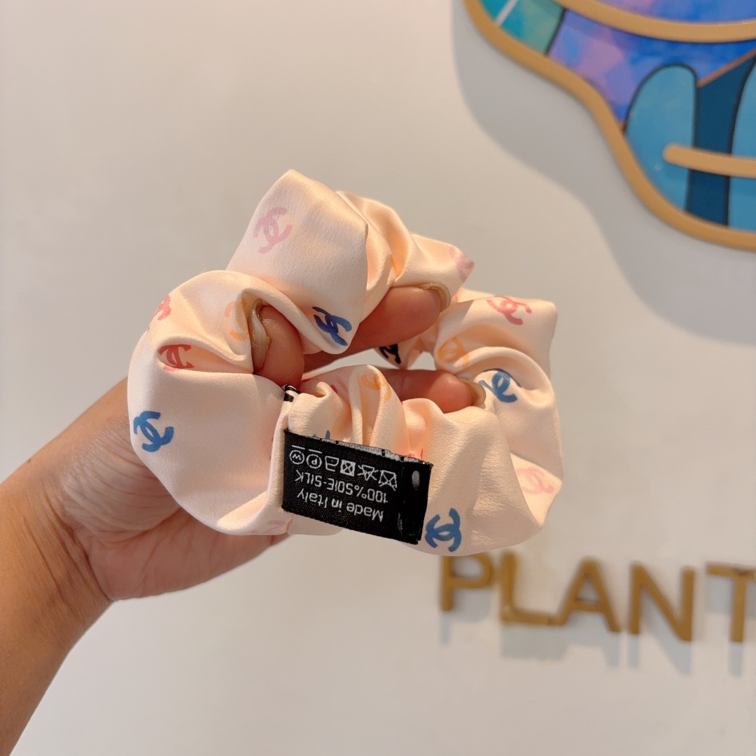 配包装
CHANEL（香奈儿）网红新款发圈，精致肠圈皮筋，佩戴舒适无压力，造型搭配必备！非常时尚百搭！