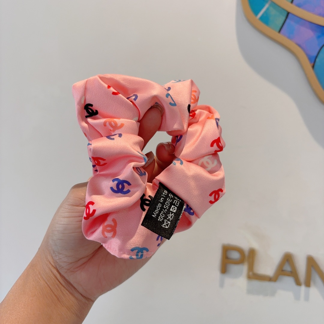 配包装
CHANEL（香奈儿）网红新款发圈，精致肠圈皮筋，佩戴舒适无压力，造型搭配必备！非常时尚百搭！