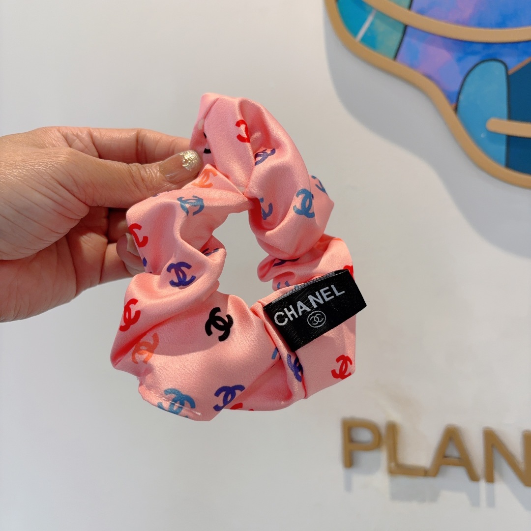 配包装
CHANEL（香奈儿）网红新款发圈，精致肠圈皮筋，佩戴舒适无压力，造型搭配必备！非常时尚百搭！