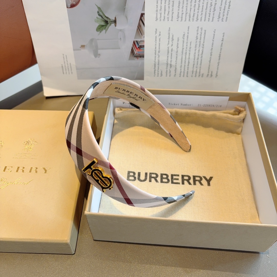 配包装
巴宝莉BURBERRY 新款宽边发箍，客供面料 🎀细节全部实拍！非常耐看又百搭、适合各种场合搭配