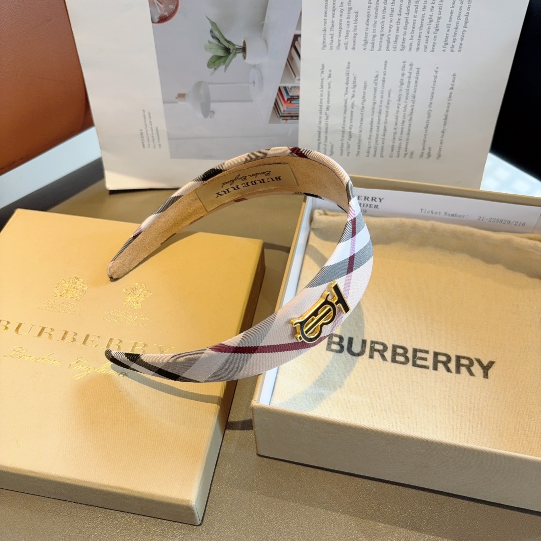 配包装
巴宝莉BURBERRY 新款宽边发箍，客供面料 🎀细节全部实拍！非常耐看又百搭、适合各种场合搭配