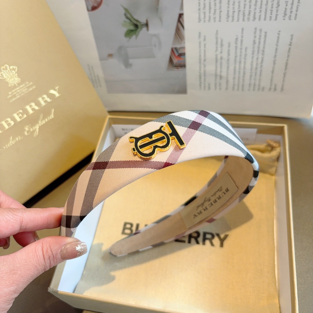 配包装
巴宝莉BURBERRY 新款宽边发箍，客供面料 🎀细节全部实拍！非常耐看又百搭、适合各种场合搭配