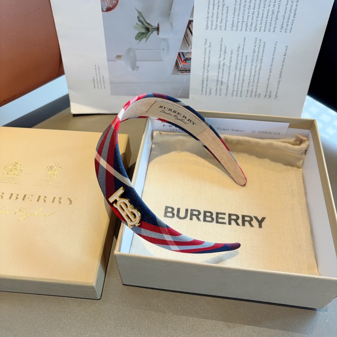 配包装
巴宝莉BURBERRY 新款宽边发箍，客供面料 🎀细节全部实拍！非常耐看又百搭、适合各种场合搭配