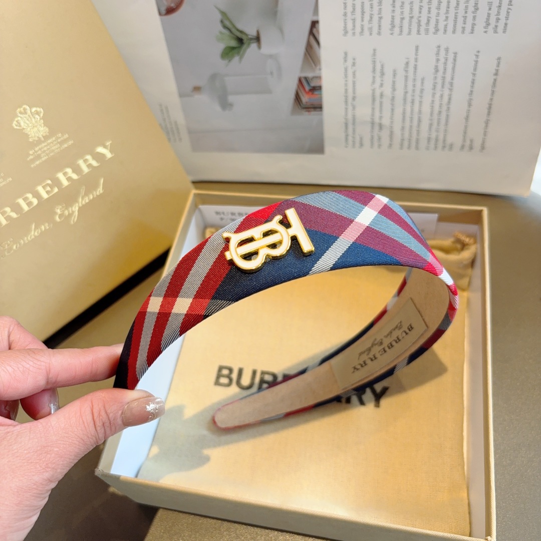 配包装
巴宝莉BURBERRY 新款宽边发箍，客供面料 🎀细节全部实拍！非常耐看又百搭、适合各种场合搭配