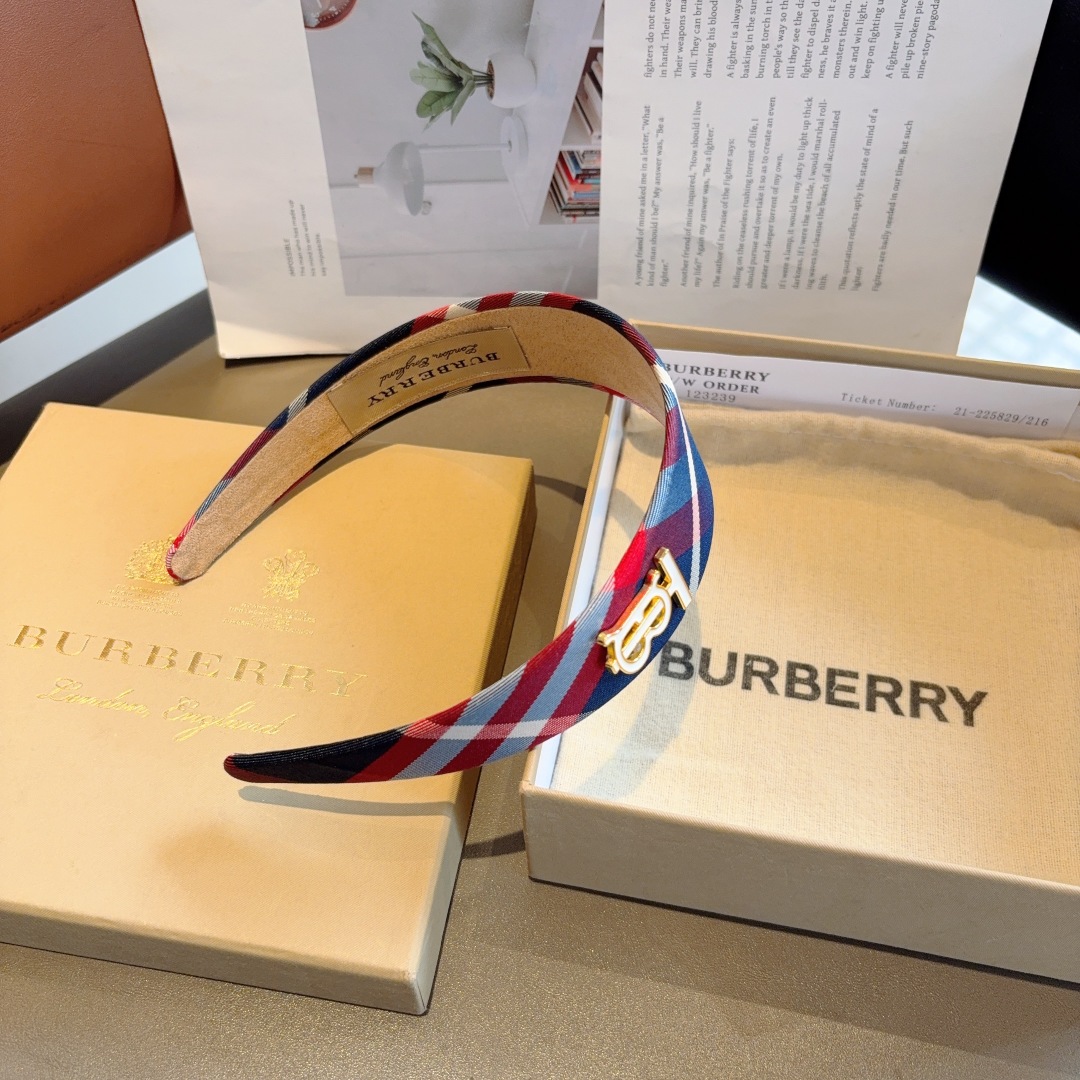 配包装
巴宝莉BURBERRY 新款宽边发箍，客供面料 🎀细节全部实拍！非常耐看又百搭、适合各种场合搭配