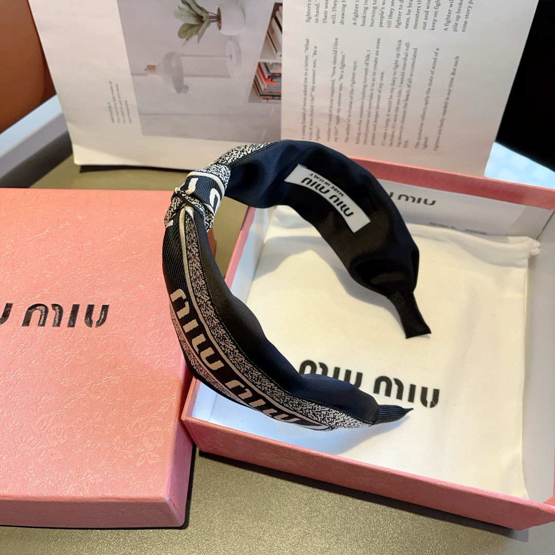 配包装
MIUMIU（缪缪）经典新款手工制作宽版发箍，原单货，简约百搭，潮女必备品，超级的高大上！