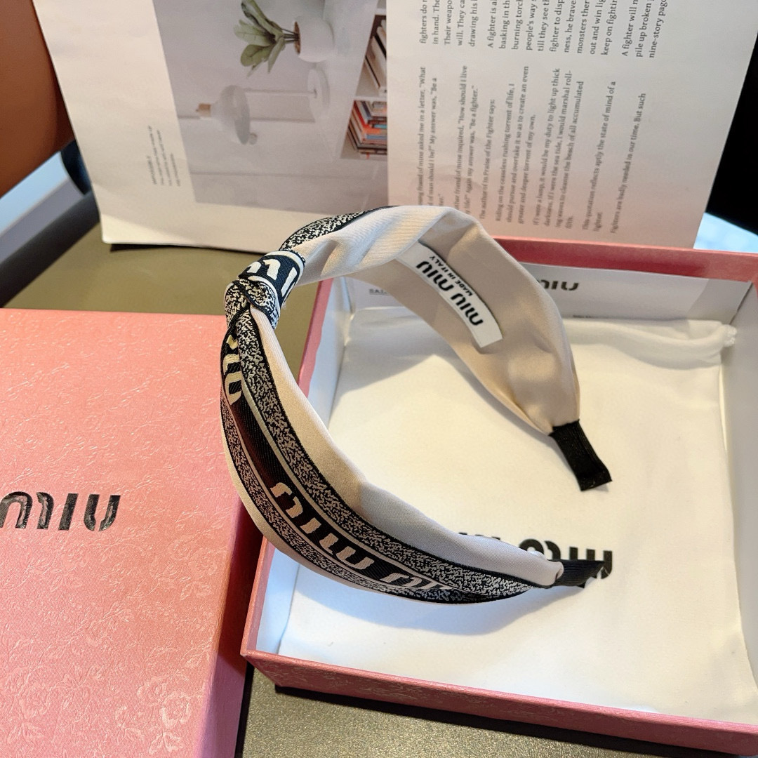 配包装
MIUMIU（缪缪）经典新款手工制作宽版发箍，原单货，简约百搭，潮女必备品，超级的高大上！