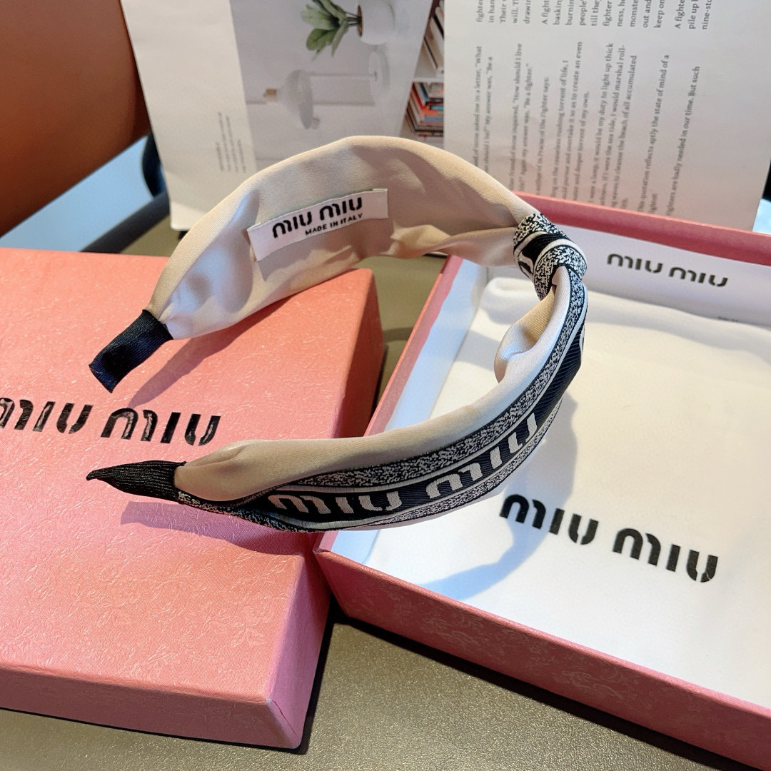 配包装
MIUMIU（缪缪）经典新款手工制作宽版发箍，原单货，简约百搭，潮女必备品，超级的高大上！