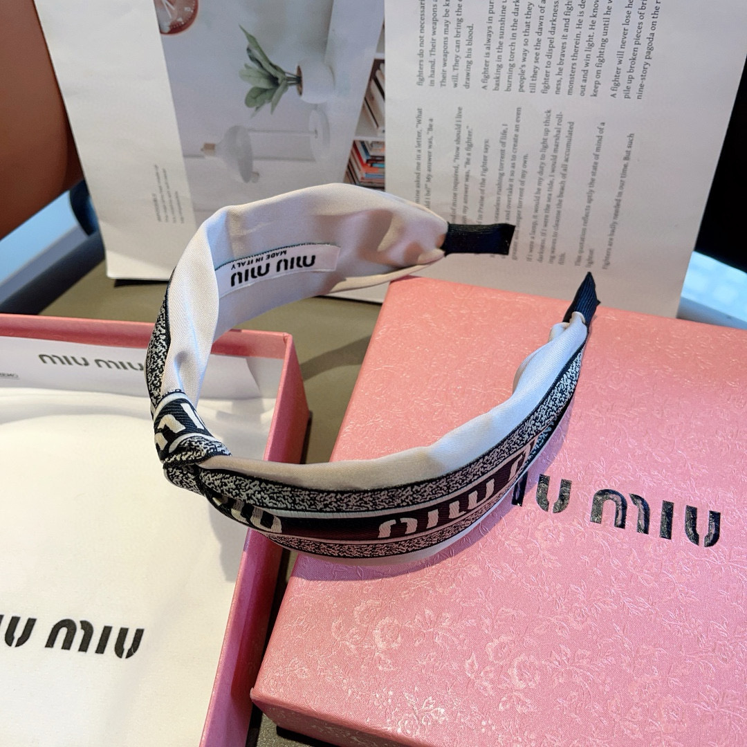配包装
MIUMIU（缪缪）经典新款手工制作宽版发箍，原单货，简约百搭，潮女必备品，超级的高大上！