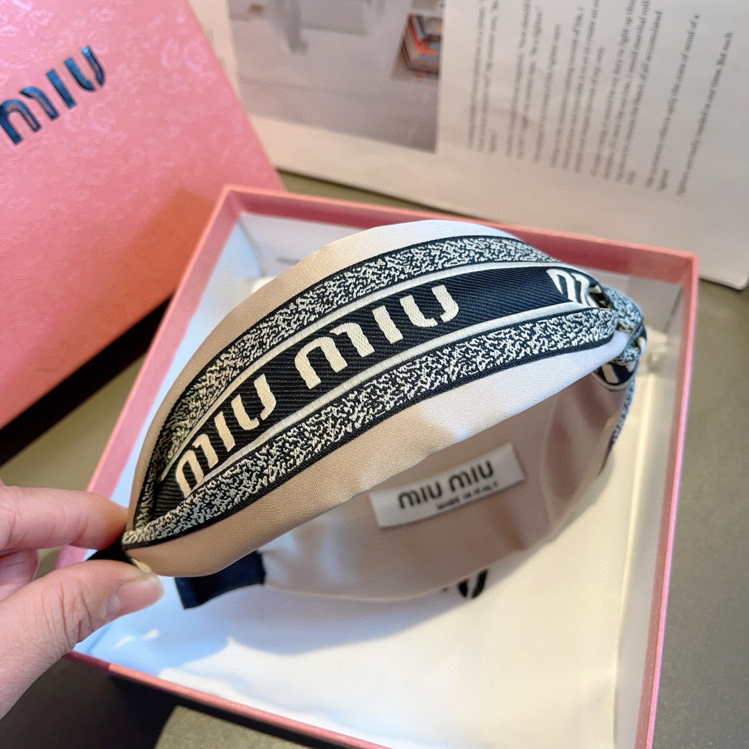配包装
MIUMIU（缪缪）经典新款手工制作宽版发箍，原单货，简约百搭，潮女必备品，超级的高大上！