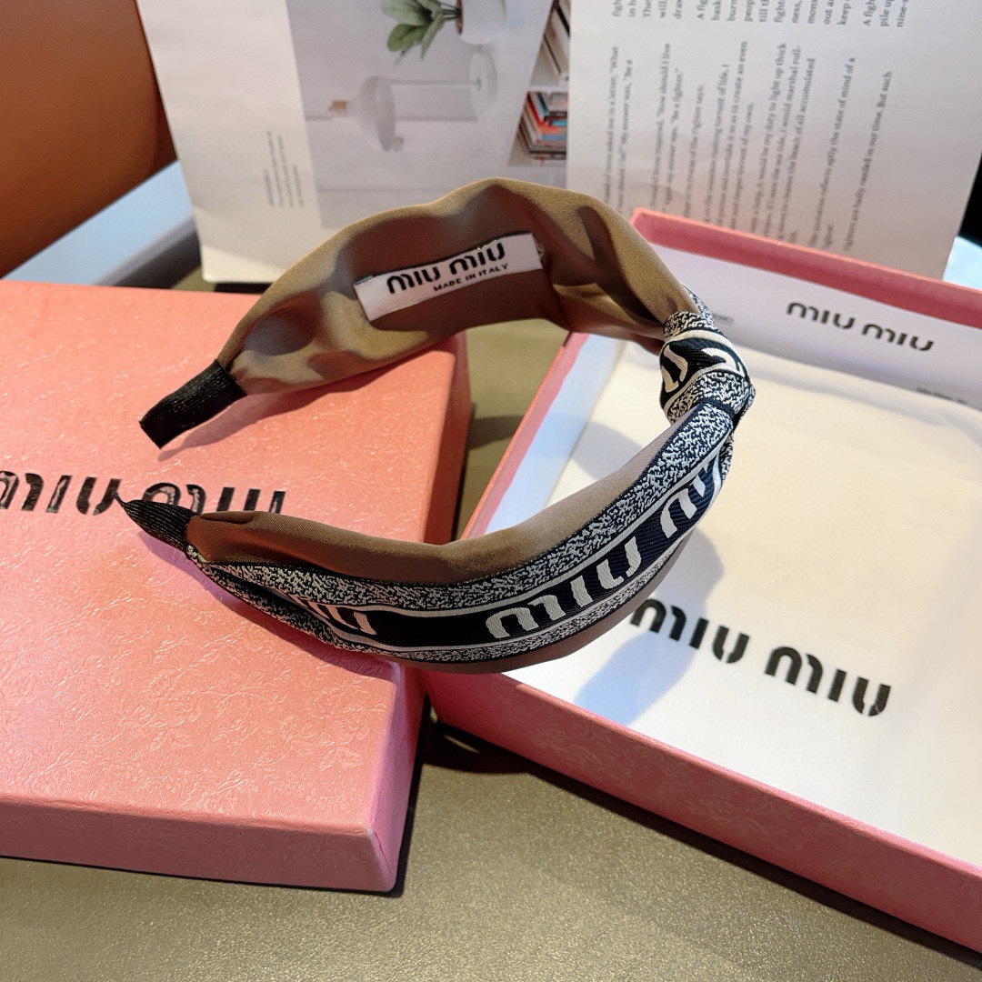 配包装
MIUMIU（缪缪）经典新款手工制作宽版发箍，原单货，简约百搭，潮女必备品，超级的高大上！