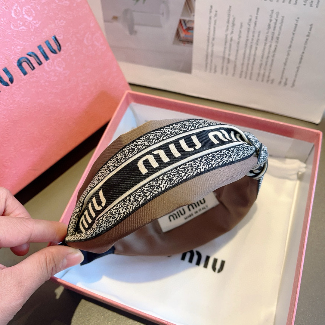 配包装
MIUMIU（缪缪）经典新款手工制作宽版发箍，原单货，简约百搭，潮女必备品，超级的高大上！