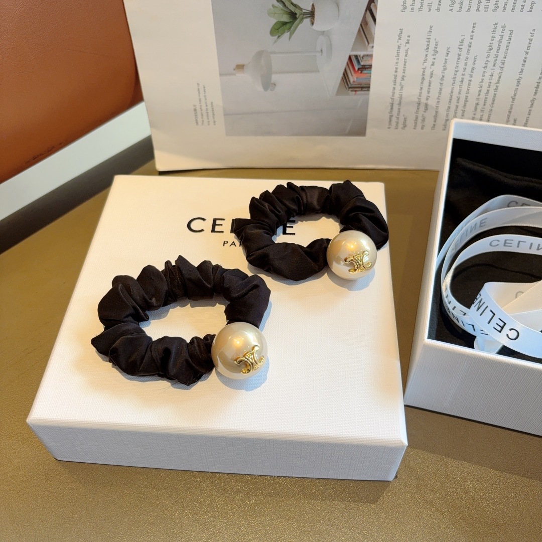 配包装
CELINE（赛琳）凯旋门网红爆款珍珠发圈，精致肠圈皮筋，佩戴舒适无压力，造型搭配必备！非常时尚