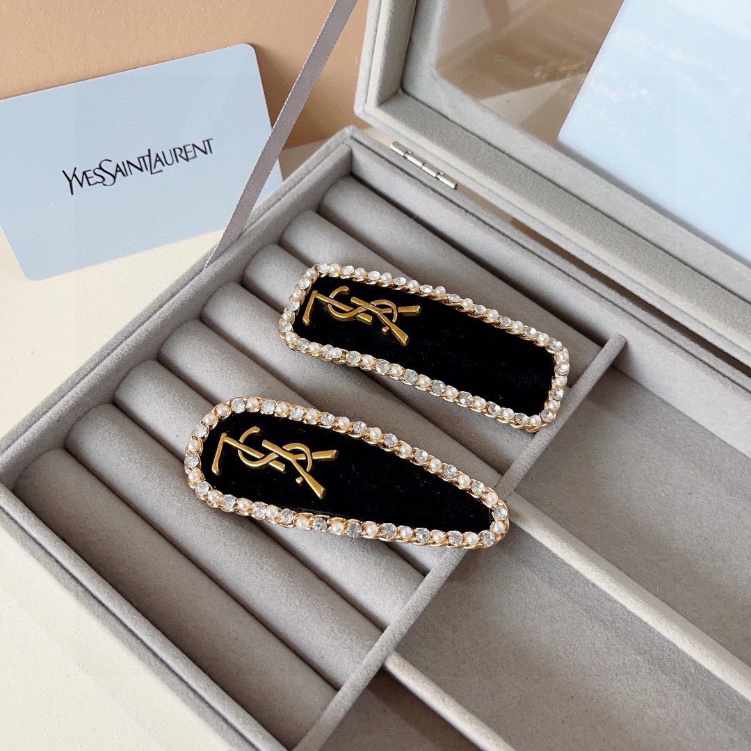 NO:369065,Packaging (one pair) Saint Laurent's new flocked rhinestone pearl temperament hair clip BB clip, classic letter logo edge clip bang clip hair accessories, high-end Japanese and Korean fantasy girl simple and versatile style!  hairpins, hairpins, saint laurent, hairpins19860909配包装（一对） 圣罗兰 新款植绒水钻珍珠气质发夹BB夹、经典字母logo边夹刘海夹发饰, 高级感日韩幻彩少女简约百搭款！发夹,发夹,saint laurent,hairpins,accessory