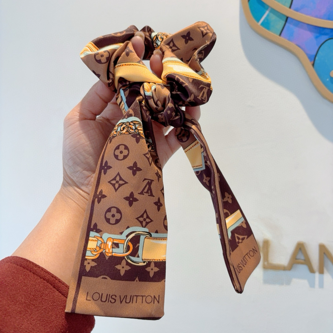 配包装
LV （路易威登）字母飘带马尾发圈 蝴蝶结肠圈，高档韩版皮筋，经典花型设计， 高端大气，名媛范儿
