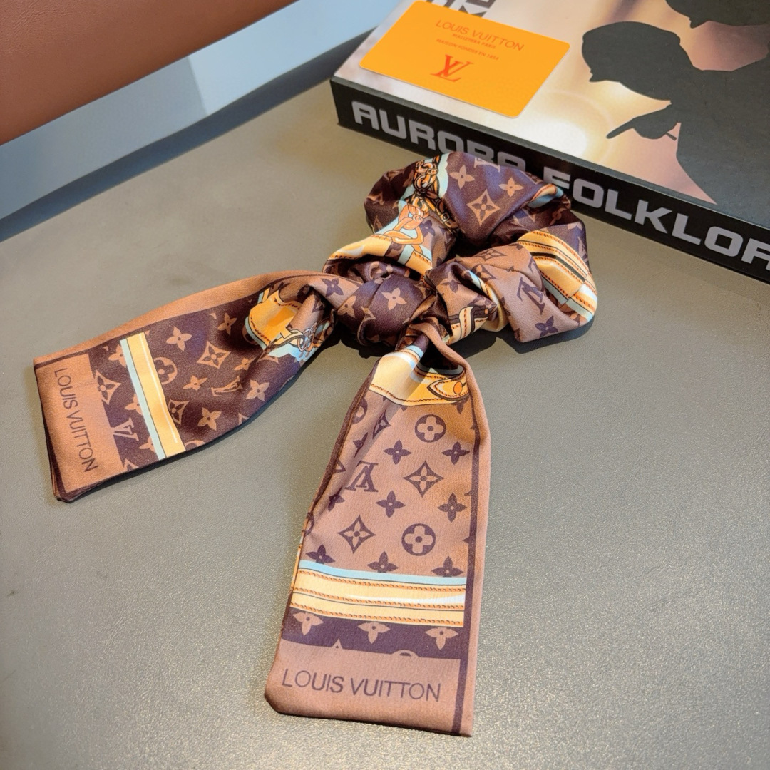 配包装
LV （路易威登）字母飘带马尾发圈 蝴蝶结肠圈，高档韩版皮筋，经典花型设计， 高端大气，名媛范儿