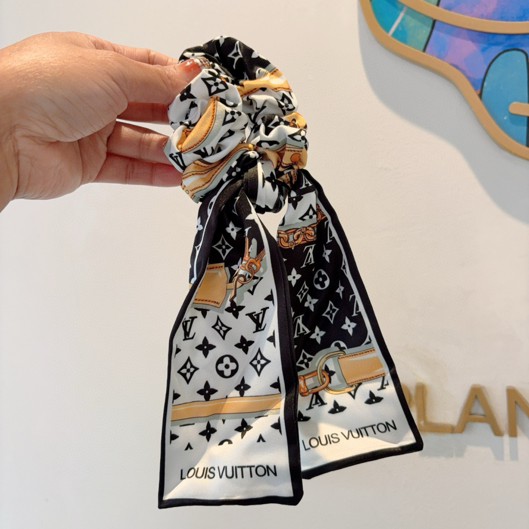配包装
LV （路易威登）字母飘带马尾发圈 蝴蝶结肠圈，高档韩版皮筋，经典花型设计， 高端大气，名媛范儿