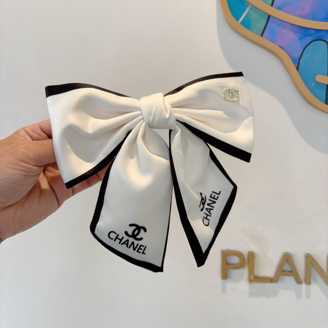 配包装
CHANEL （香奈儿）明星同款蝴蝶结发夹 弹弓夹 网红推荐款♥ 经典蝴蝶结头饰，超级百搭哦 让