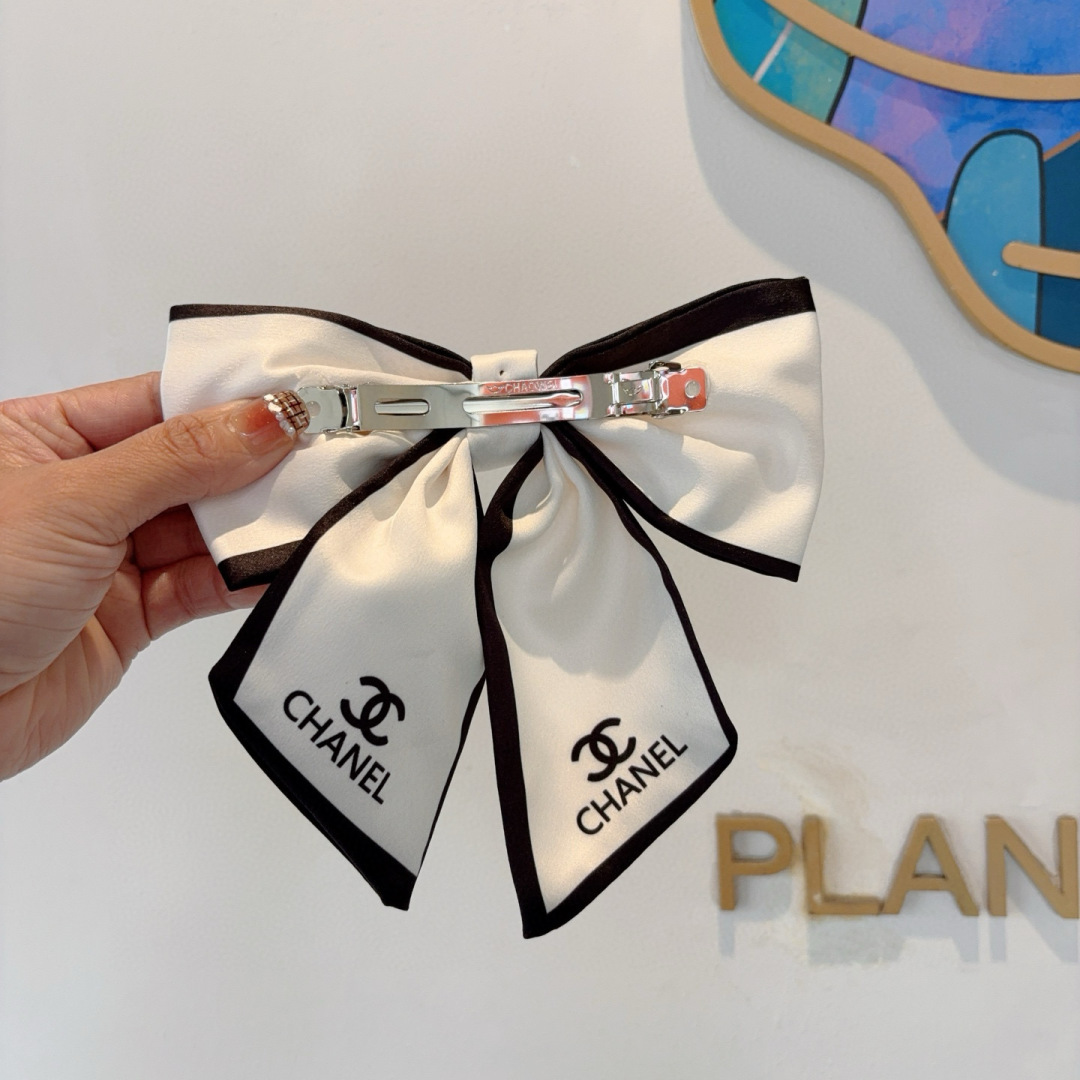 配包装
CHANEL （香奈儿）明星同款蝴蝶结发夹 弹弓夹 网红推荐款♥ 经典蝴蝶结头饰，超级百搭哦 让