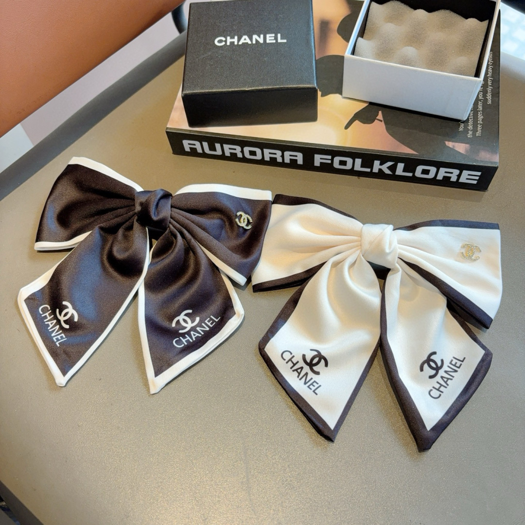 配包装
CHANEL （香奈儿）明星同款蝴蝶结发夹 弹弓夹 网红推荐款♥ 经典蝴蝶结头饰，超级百搭哦 让