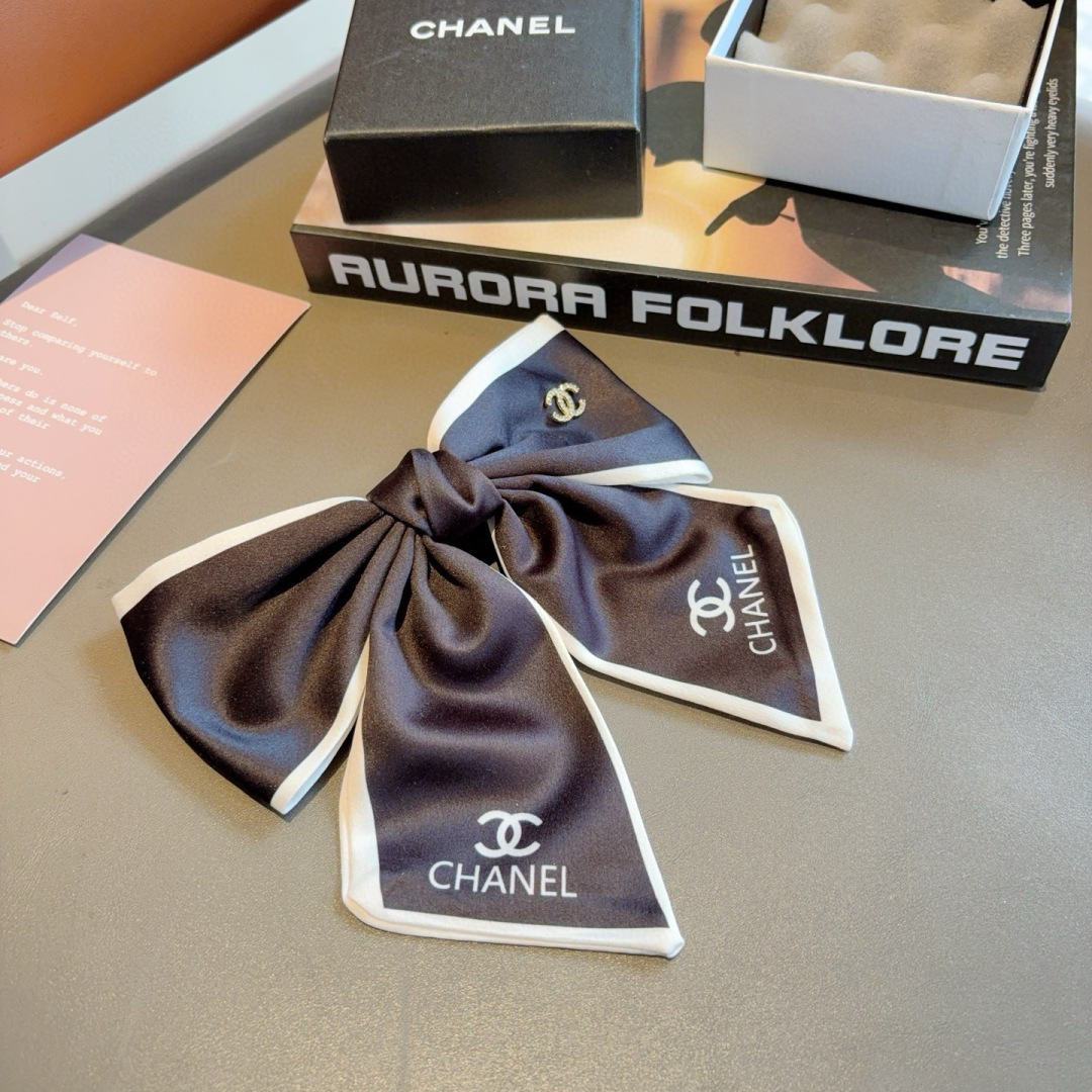 配包装
CHANEL （香奈儿）明星同款蝴蝶结发夹 弹弓夹 网红推荐款♥ 经典蝴蝶结头饰，超级百搭哦 让
