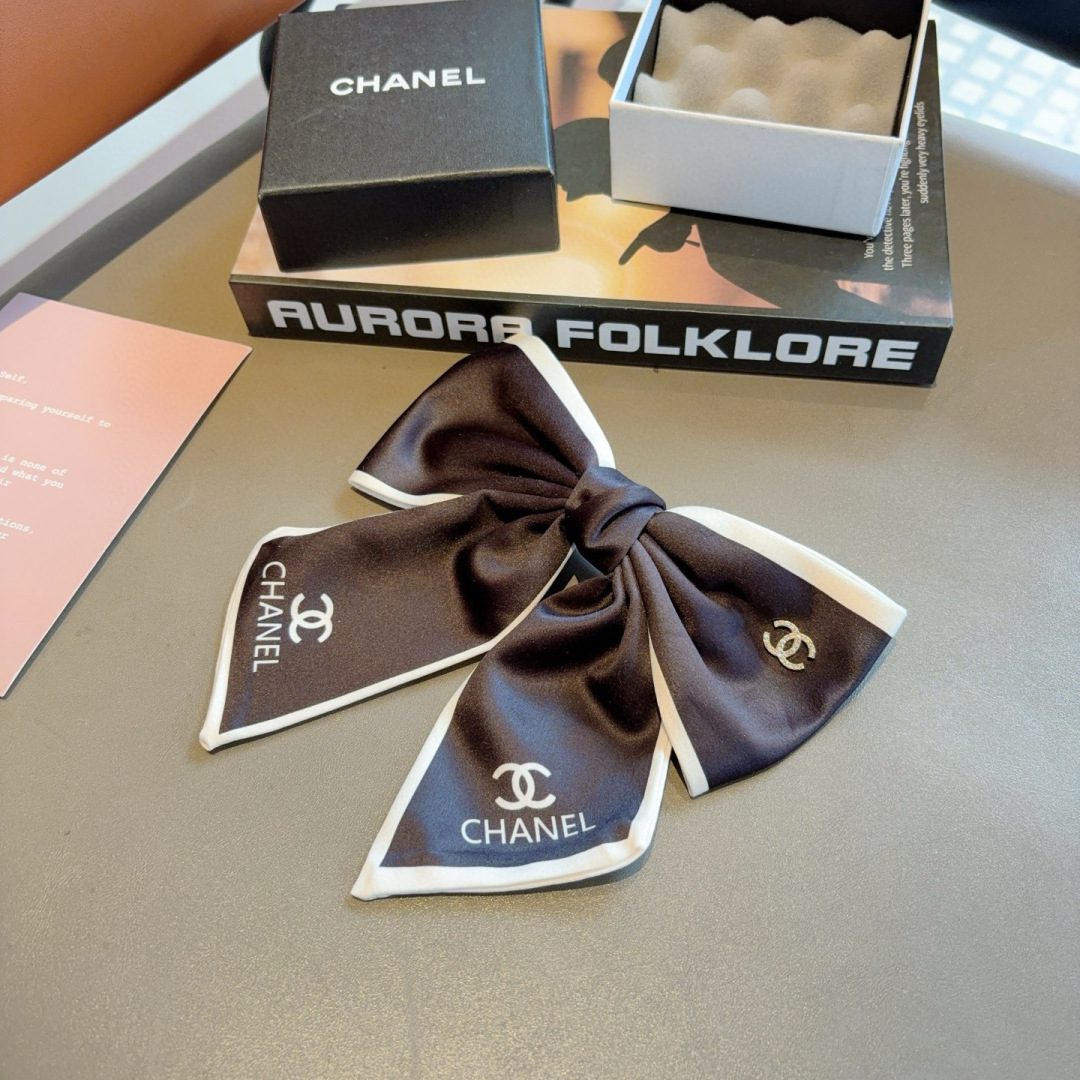 配包装
CHANEL （香奈儿）明星同款蝴蝶结发夹 弹弓夹 网红推荐款♥ 经典蝴蝶结头饰，超级百搭哦 让