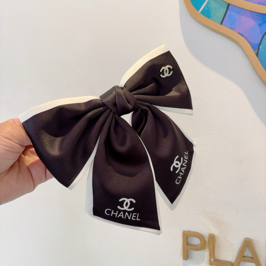 配包装
CHANEL （香奈儿）明星同款蝴蝶结发夹 弹弓夹 网红推荐款♥ 经典蝴蝶结头饰，超级百搭哦 让