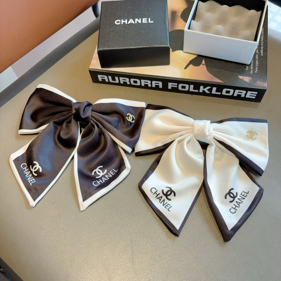 配包装
CHANEL （香奈儿）明星同款蝴蝶结发夹 弹弓夹 网红推荐款♥ 经典蝴蝶结头饰，超级百搭哦 让