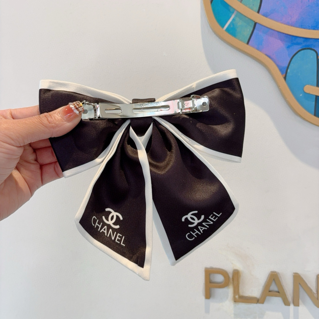 配包装
CHANEL （香奈儿）明星同款蝴蝶结发夹 弹弓夹 网红推荐款♥ 经典蝴蝶结头饰，超级百搭哦 让